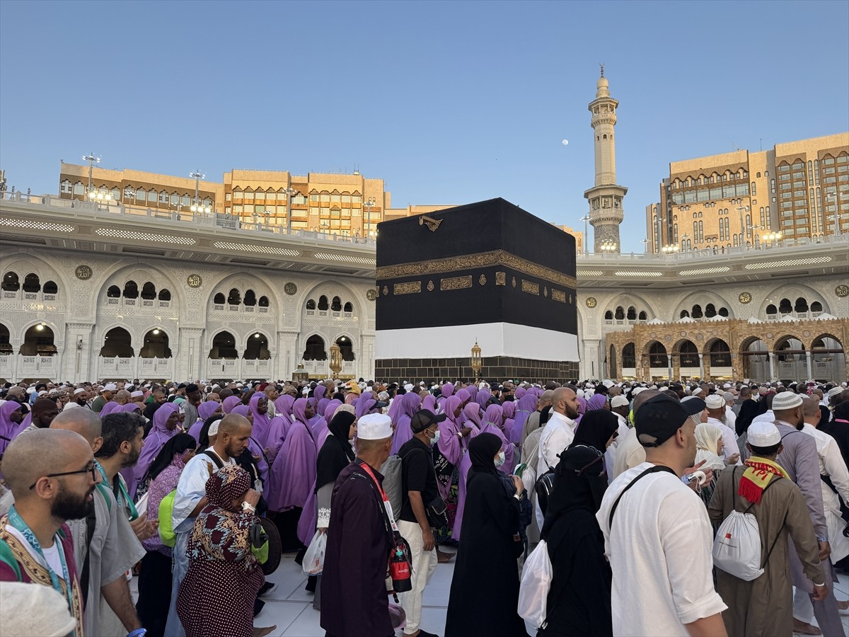 Mukaddes topraklardaki görevlerini tamamlayarak hacı olan yüz binlerce Müslüman, Kabe'den "veda...