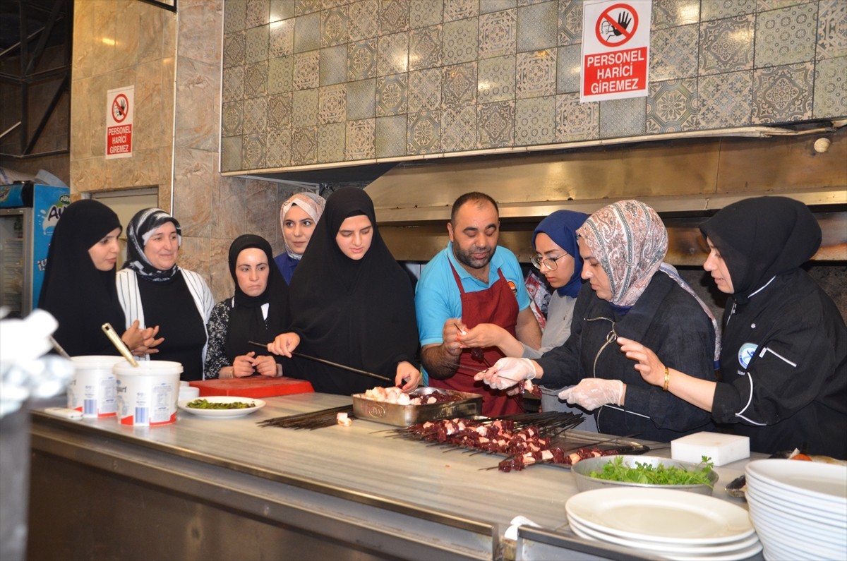 Muş'ta aşçılık kursuna katılan kadınlar, uygulamalı eğitim kapsamında restoranda kebap pişirdi...