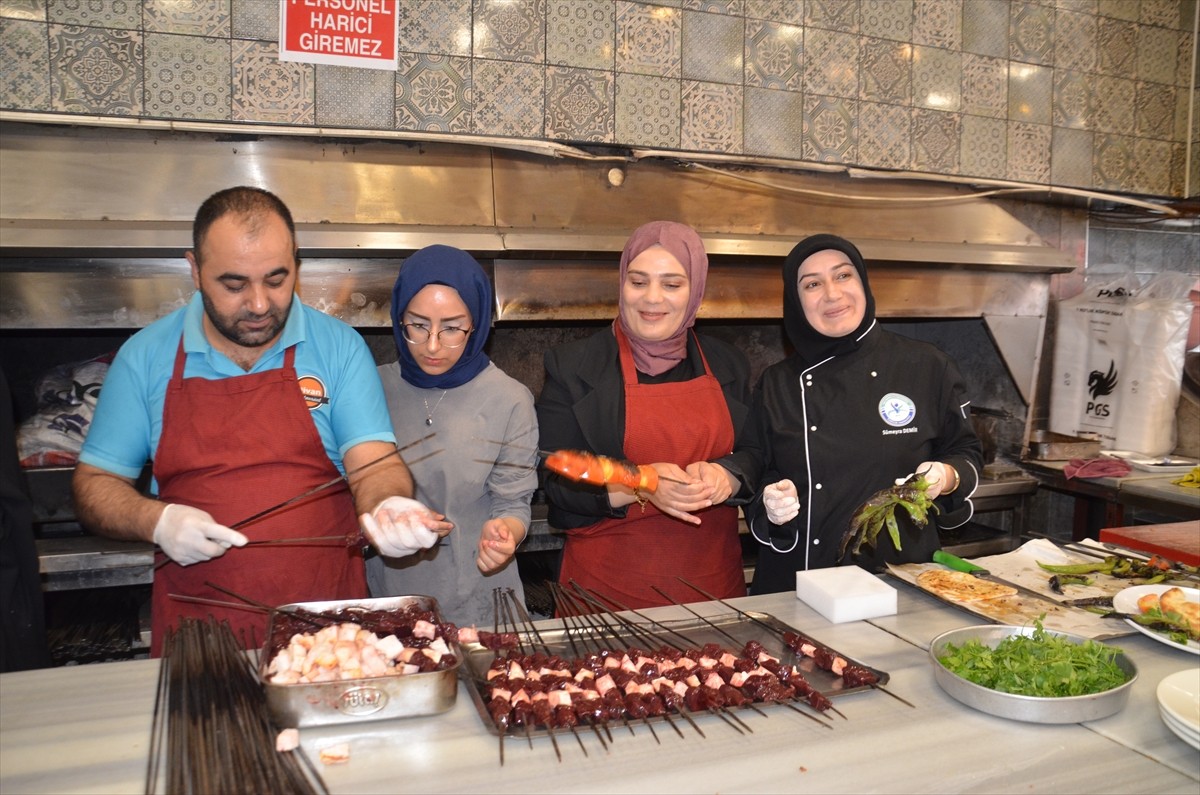 Muş'ta aşçılık kursuna katılan kadınlar, uygulamalı eğitim kapsamında restoranda kebap pişirdi...