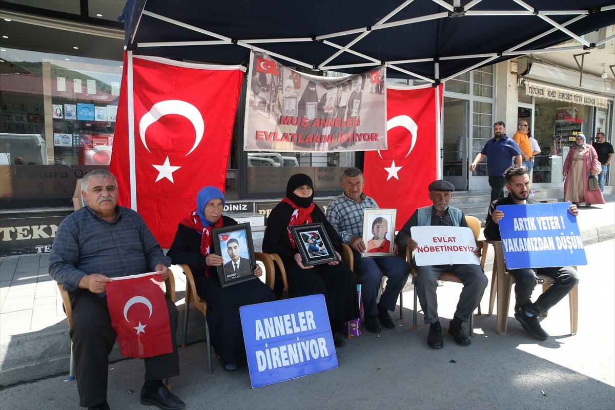 Muş'ta çocukları terör örgütü PKK tarafından kaçırılan aileler, DEM Parti İl Başkanlığı binası...