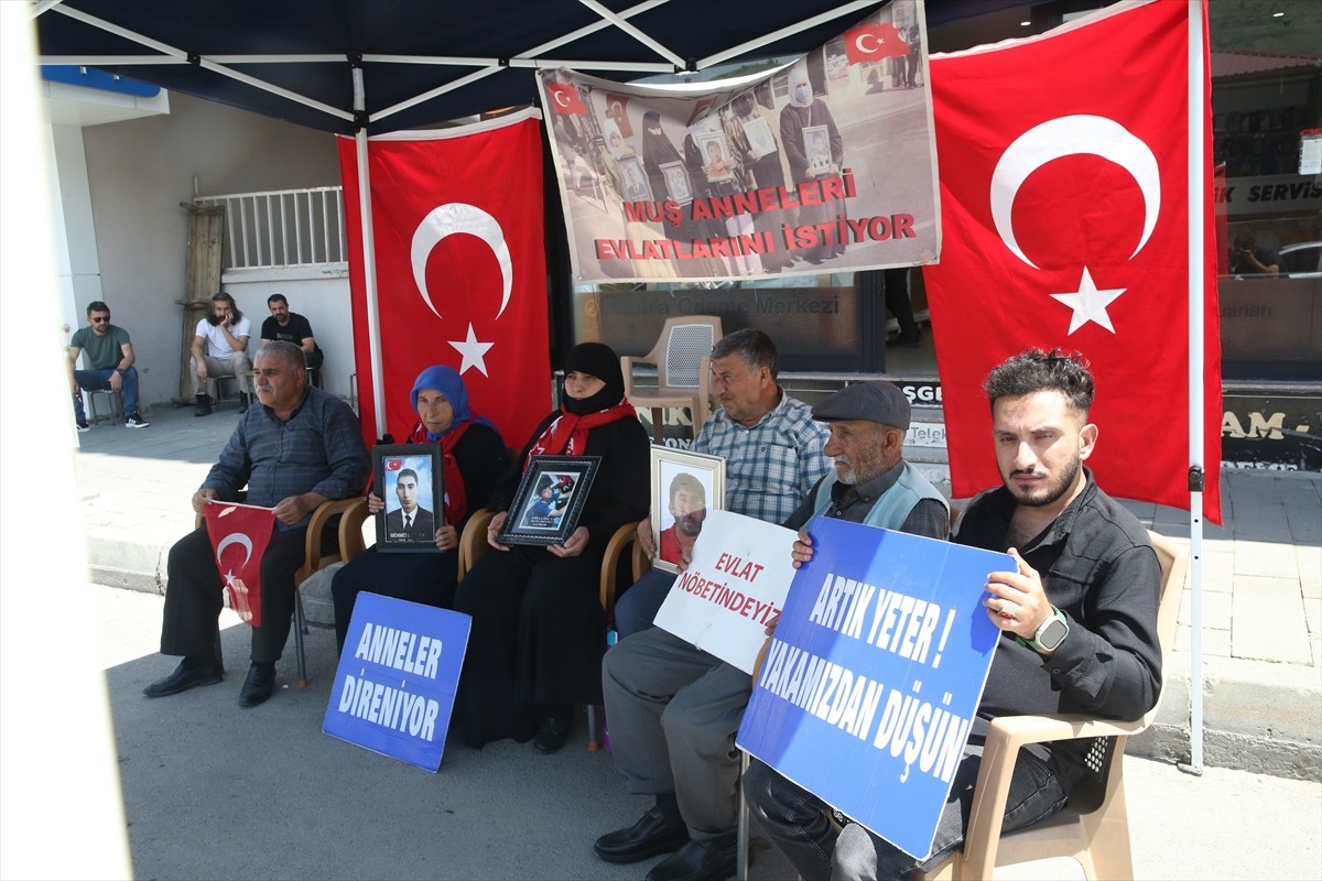 Muş'ta çocukları terör örgütü PKK tarafından kaçırılan aileler, DEM Parti İl Başkanlığı binası...