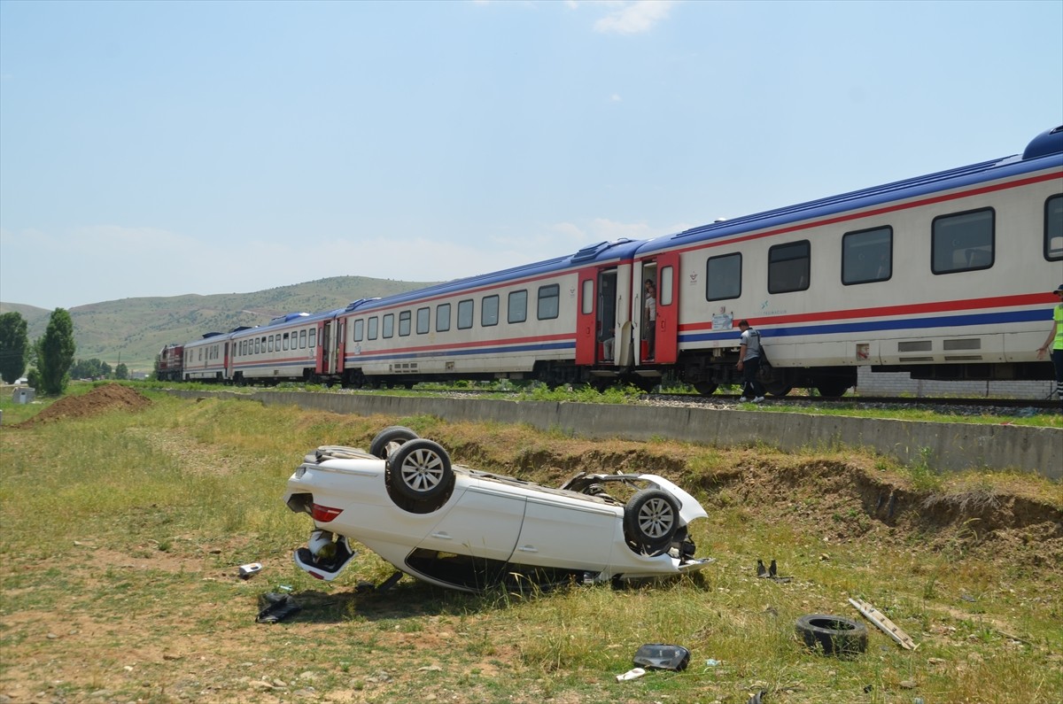 Muş'ta hemzemin geçitte yük treninin çarptığı otomobilin sürücüsü yaralandı. Bölgeye jandarma...