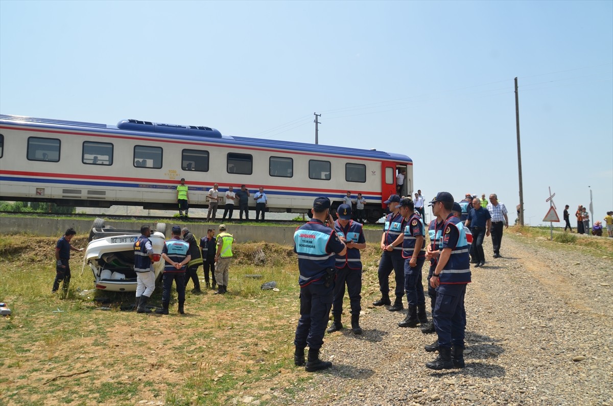 Muş'ta hemzemin geçitte yük treninin çarptığı otomobilin sürücüsü yaralandı. Bölgeye jandarma...