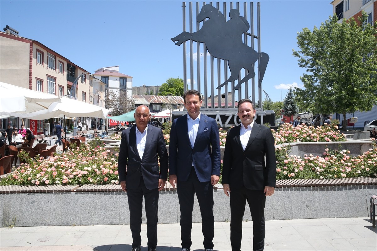 Muş'un Malazgirt Kaymakamı Göksu Bayram ile Okçular Vakfı Başkanı Hüseyin Ersan Topbaş, Malazgirt...