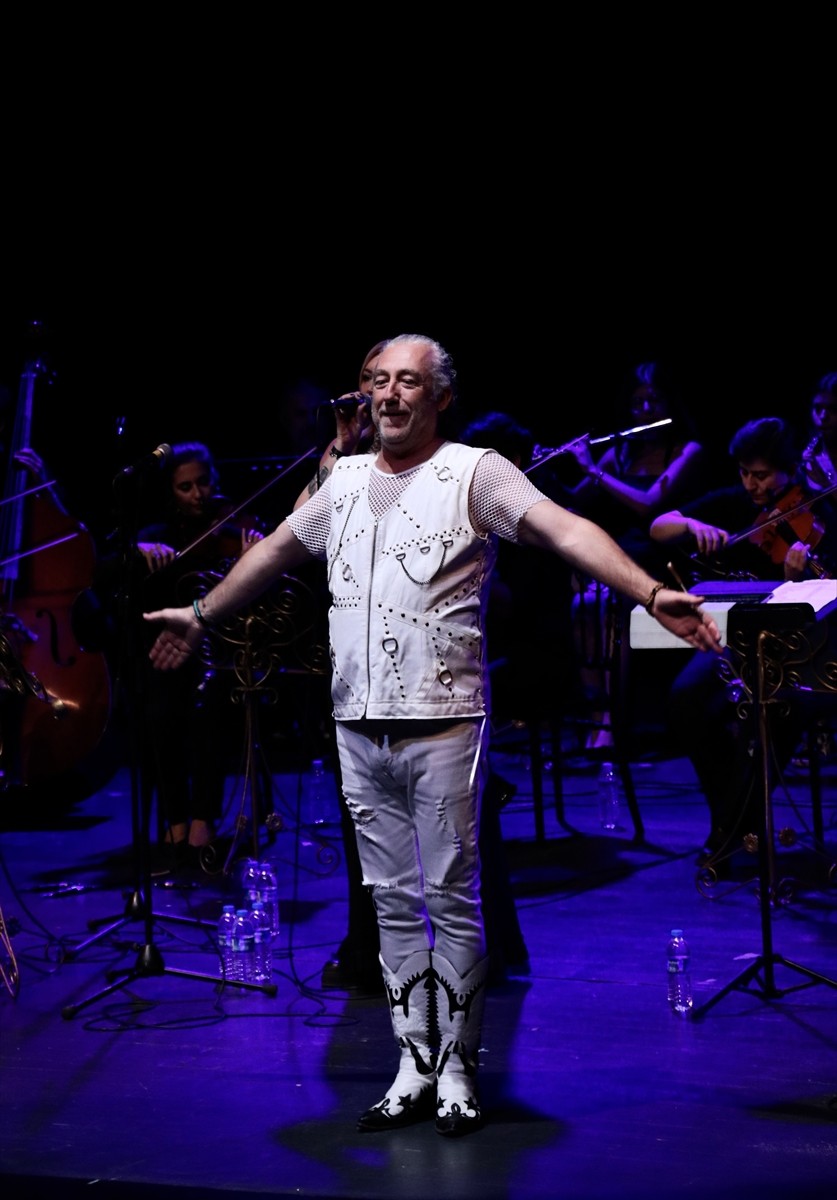 Musa Göçmen'in şefliğindeki "Senforock Orkestrası", Samsun Kültür Yolu Festivali kapsamında...