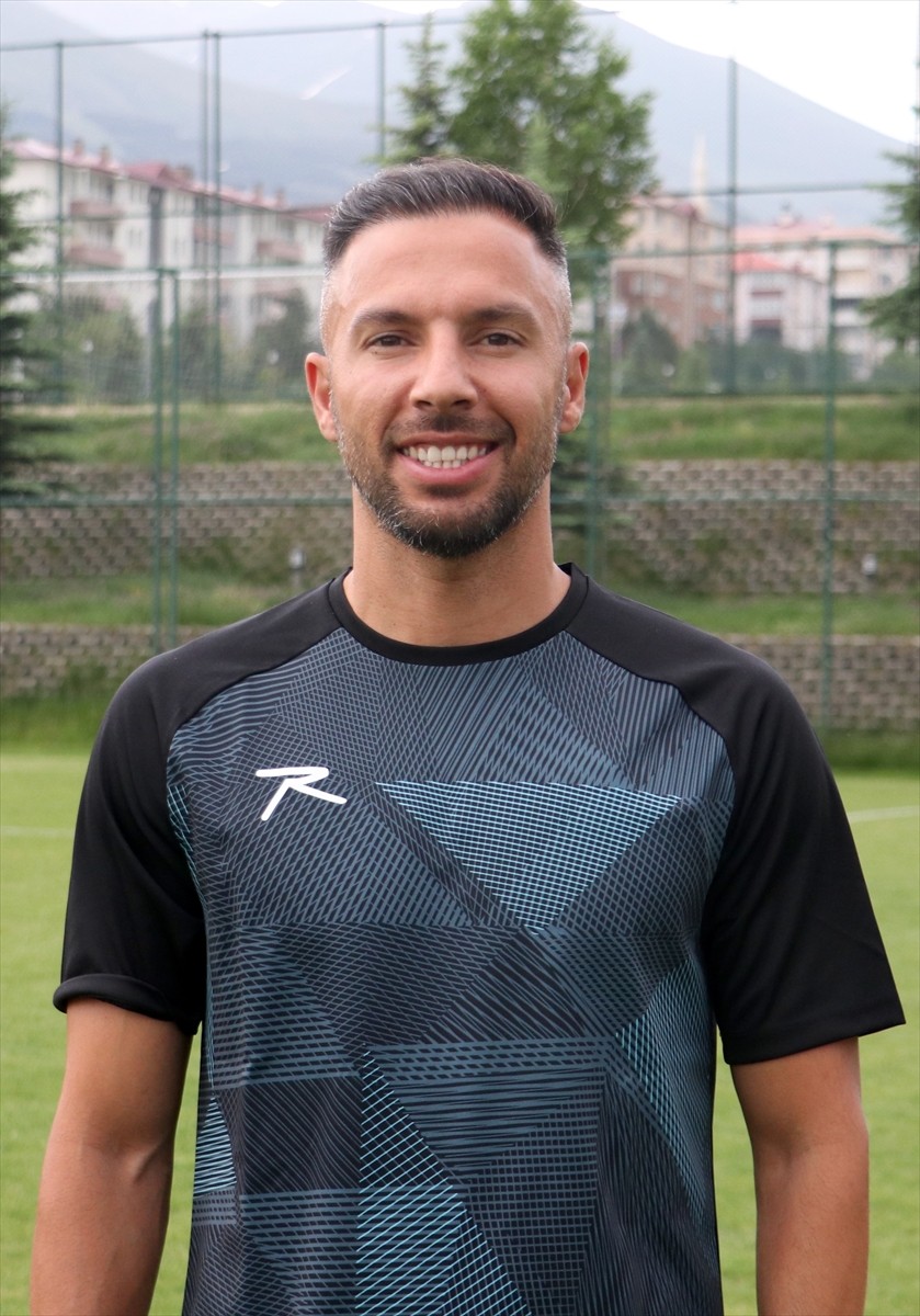 Nesine 2. Lig ekiplerinden Bucaspor'da forma giyen eski Galatasaraylı futbolcu Yasin Öztekin...
