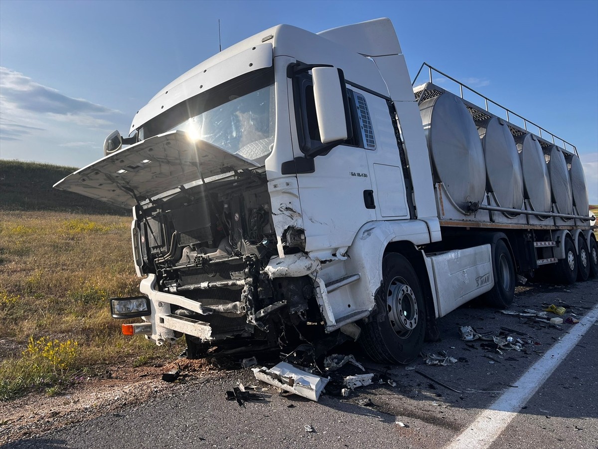 Nevşehir'in Hacıbektaş ilçesinde otomobil ile tırın çarpışması sonucu 2 kişi hayatını...