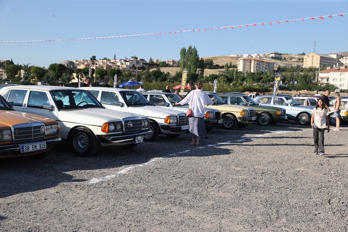 Nevşehir'in Ürgüp ilçesinde klasik otomobil tutkunlarını bir araya getiren "Classic Mercedes...
