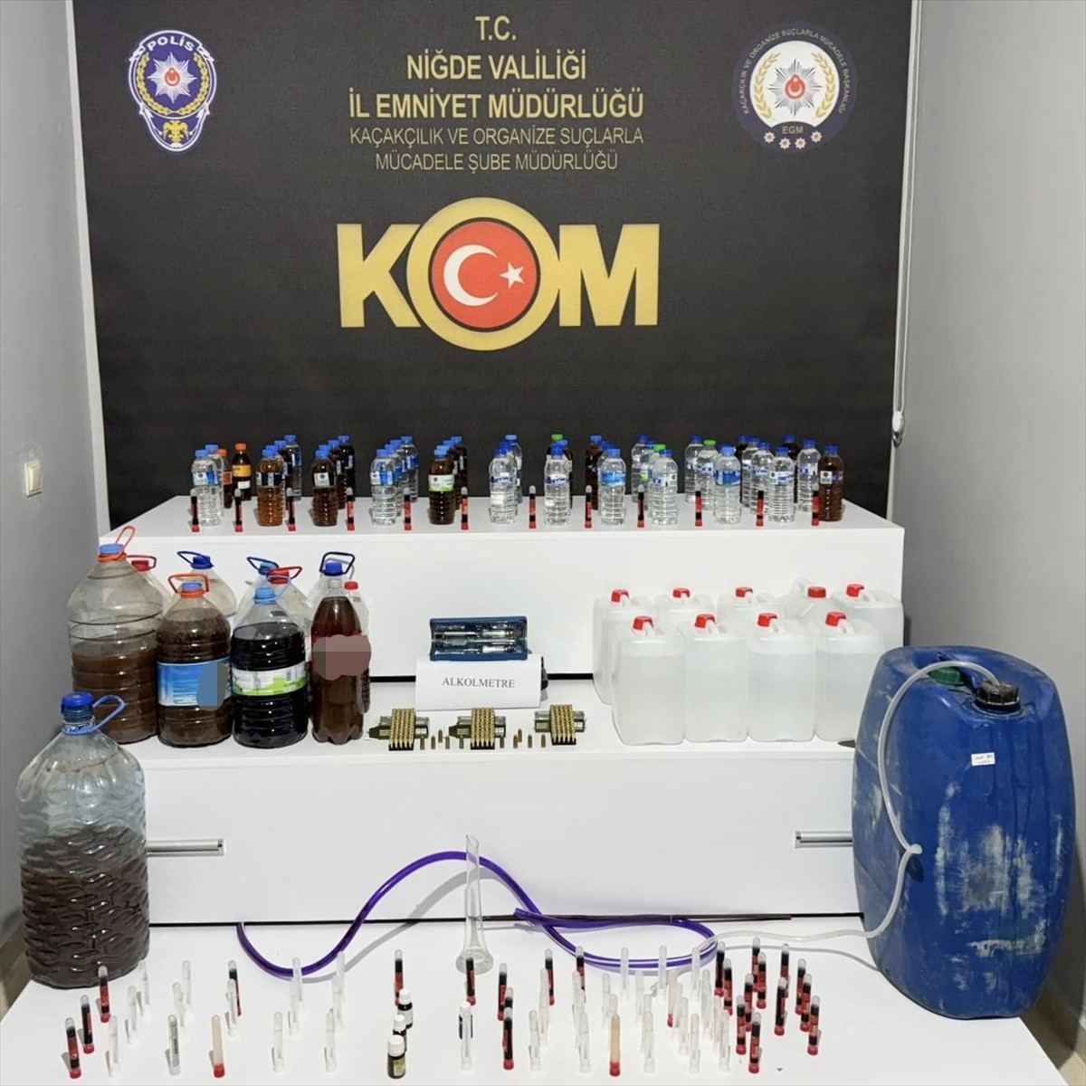 Niğde'de polis ekiplerince düzenlenen sahte içki operasyonunda gözaltına alınan 4 zanlıdan 2'si...