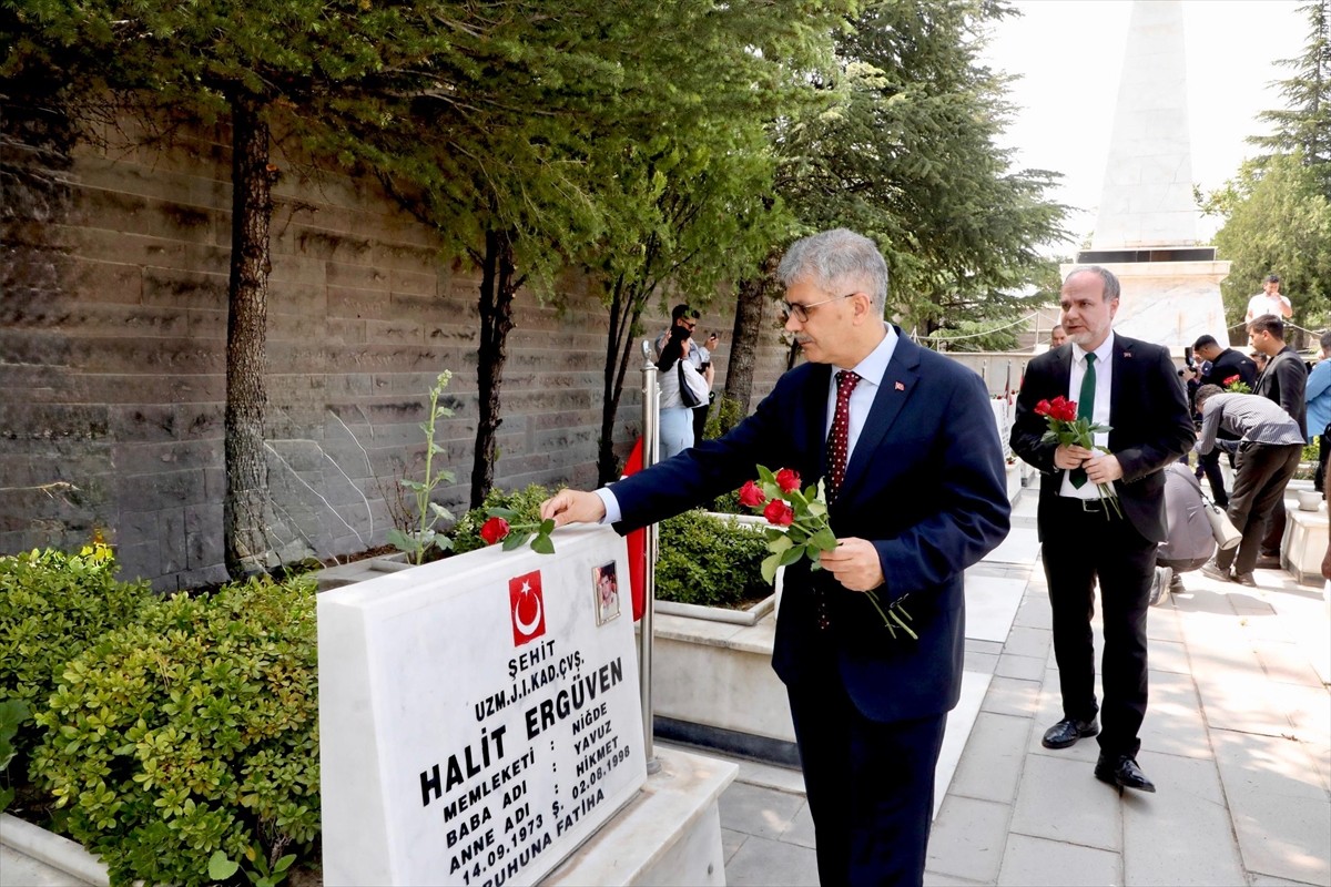 Niğde’de Kurban Bayramı öncesinde protokol üyeleri, şehit yakınları ve gaziler şehitliği ziyaret...