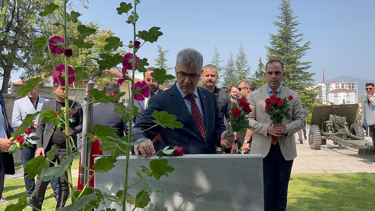 Niğde’de Kurban Bayramı öncesinde protokol üyeleri, şehit yakınları ve gaziler şehitliği ziyaret...