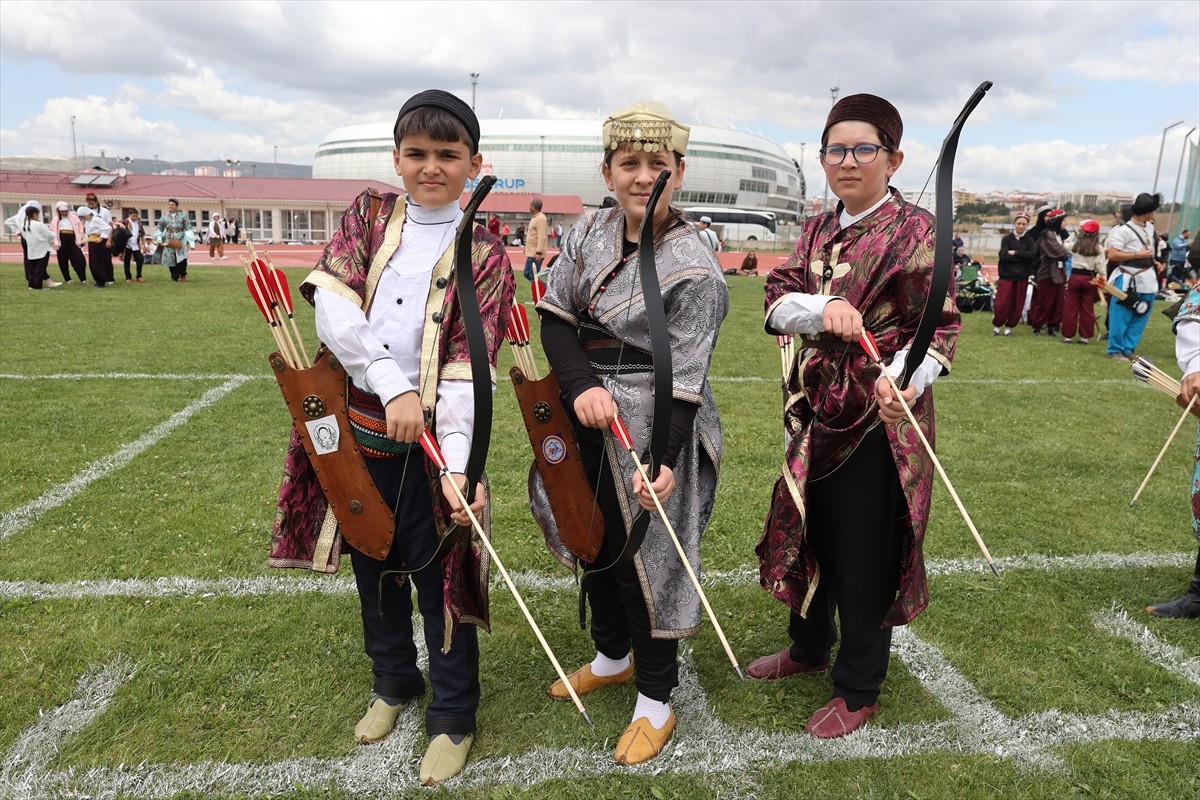 Okul Sporları Küçükler, Yıldızlar ve Gençler Türkiye Okçuluk Şampiyonası, Sivas'ta başladı. 4...