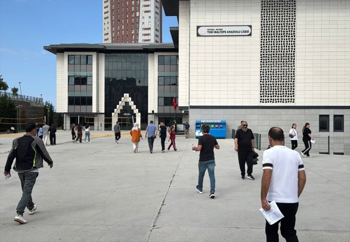 Ölçme Seçme ve Yerleştirme Merkezince (ÖSYM), Yükseköğretim Kurumları Sınavı'nın (YKS) ilk oturumu...