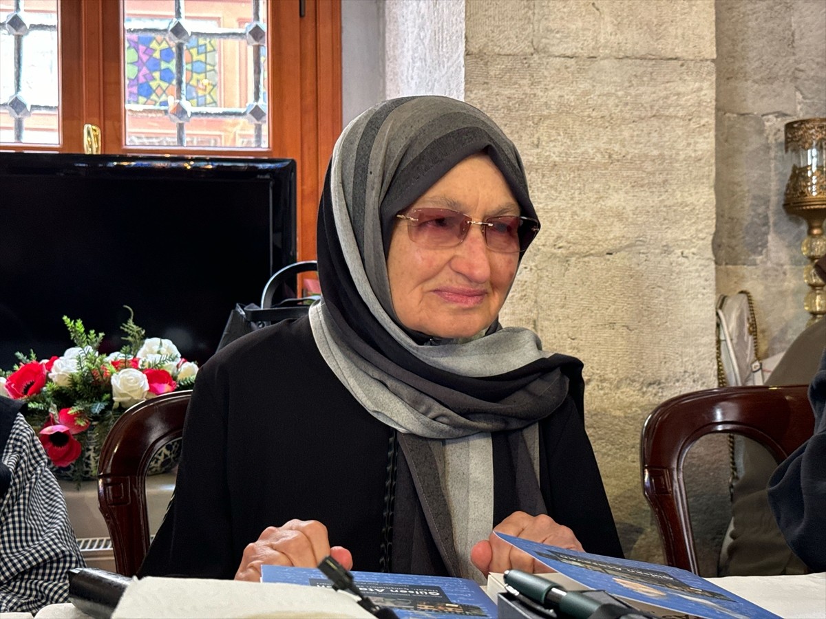 Ömrünü gönüllülüğe adayan 85 yaşındaki Dr. Gülsen Ataseven (ortada), Hanımlar Eğitim ve Kültür...