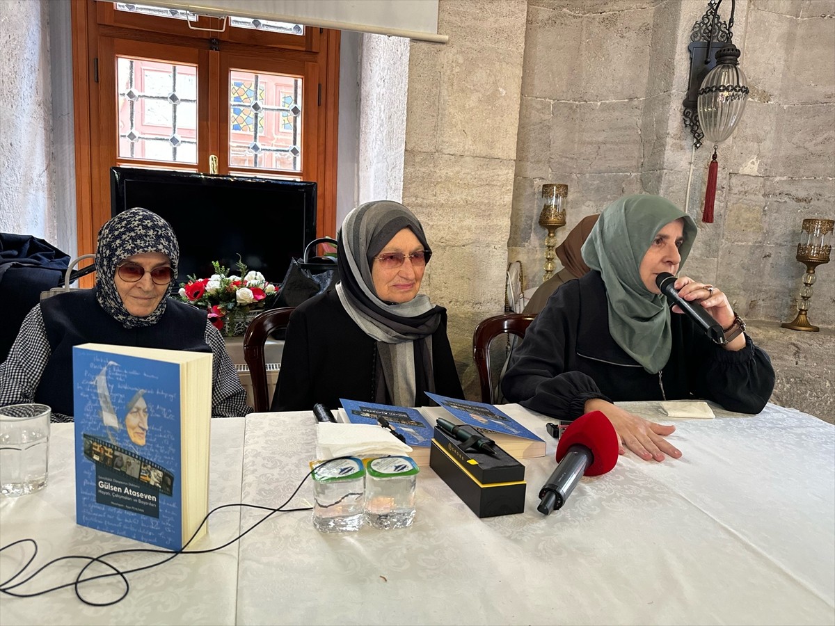 Ömrünü gönüllülüğe adayan 85 yaşındaki Dr. Gülsen Ataseven (ortada), Hanımlar Eğitim ve Kültür...