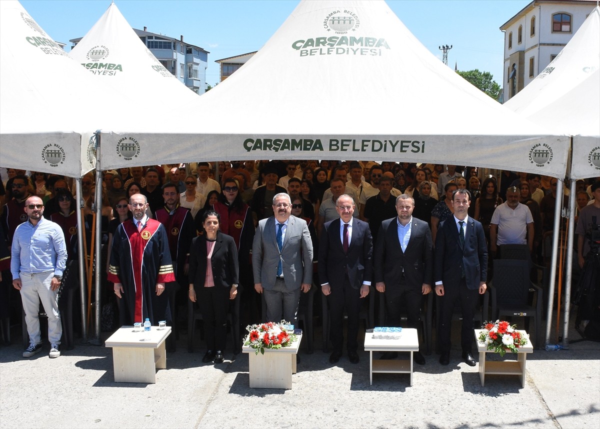 Ondokuz Mayıs Üniversitesi (OMÜ) İletişim Fakültesi mezuniyet töreninde öğrenciler, Filistin'e...