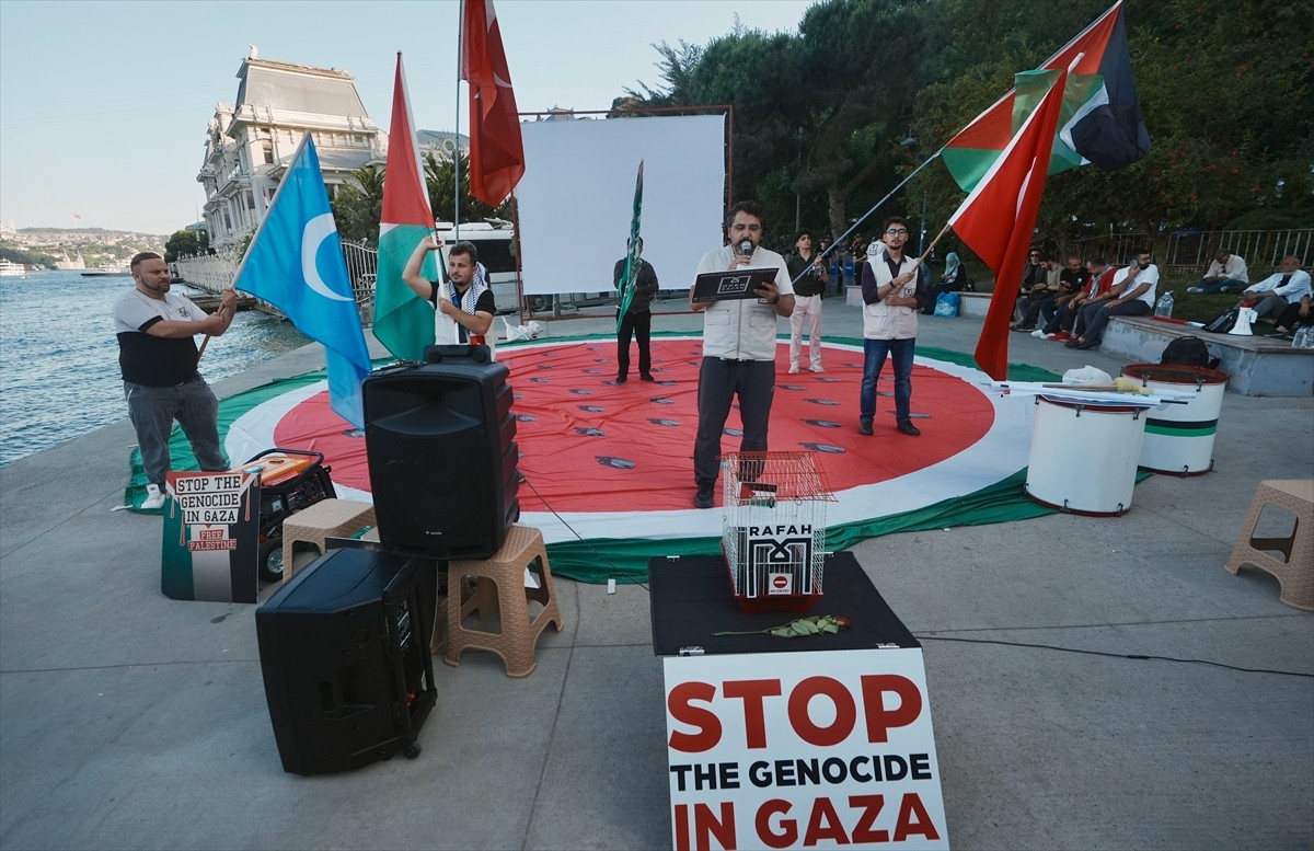 Open Rafah grubu üyeleri öncülüğünde, Mısır'ın İstanbul Başkonsolosluğu önünde düzenlenen ve 48...