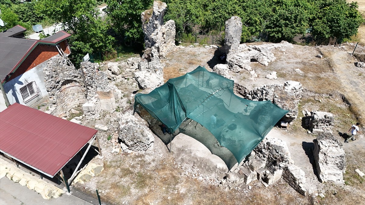 Ordu'da 2021'de yol genişletme çalışması sırasında ortaya çıkan mezarda tarihi eserler...