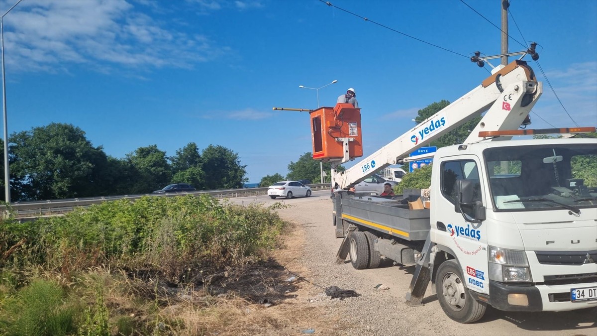 Ordu'nun Ünye ilçesinde ırmakta balık tutarken oltası elektrik teline takılan genç, akıma...