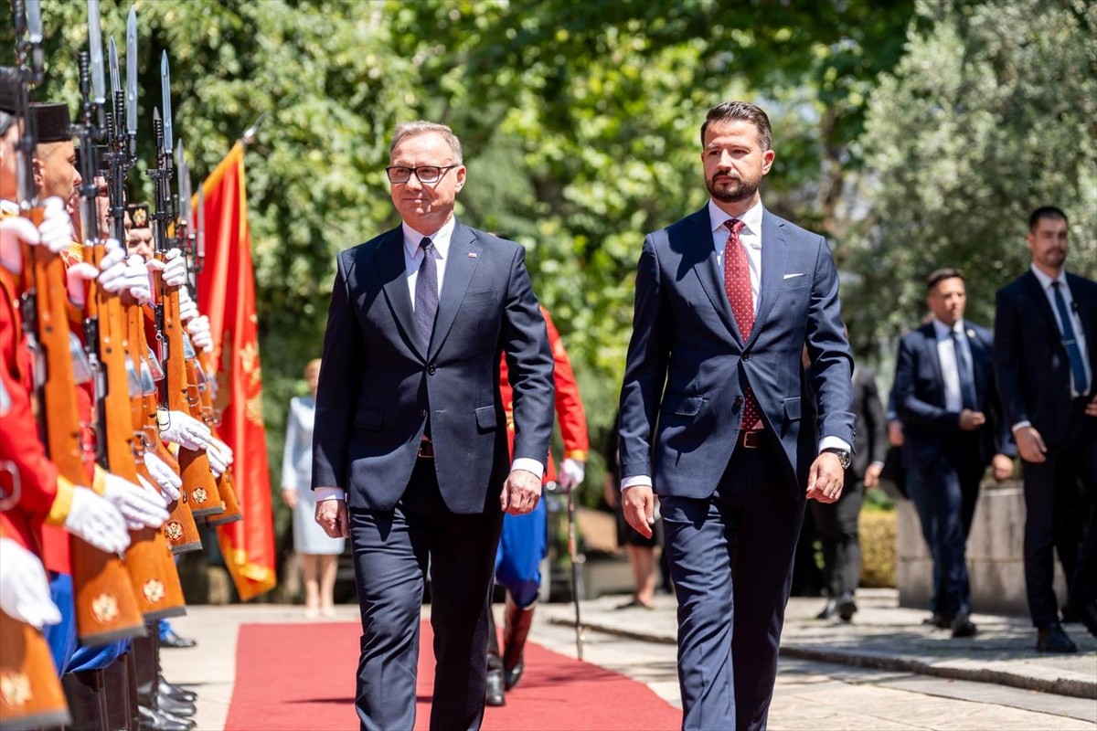 Polonya Cumhurbaşkanı Andrzej Duda (solda), resmi temaslarda bulunmak üzere geldiği Karadağ'ın...