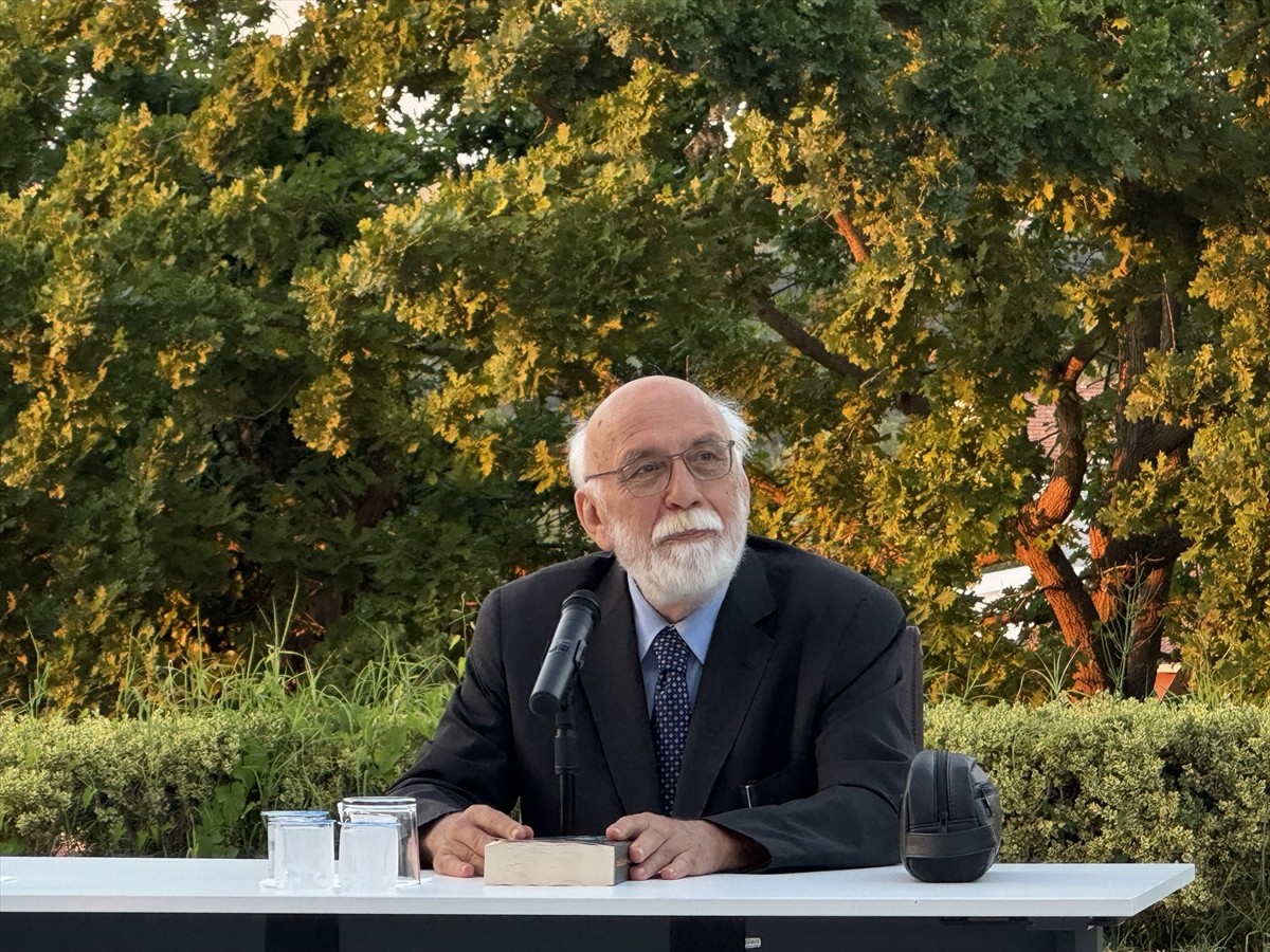 Prof. Dr. Nabi Avcı, Fethi Gemuhluoğlu Dostluk Grubu tarafından düzenlenen "Fethi Gemuhluoğlu...