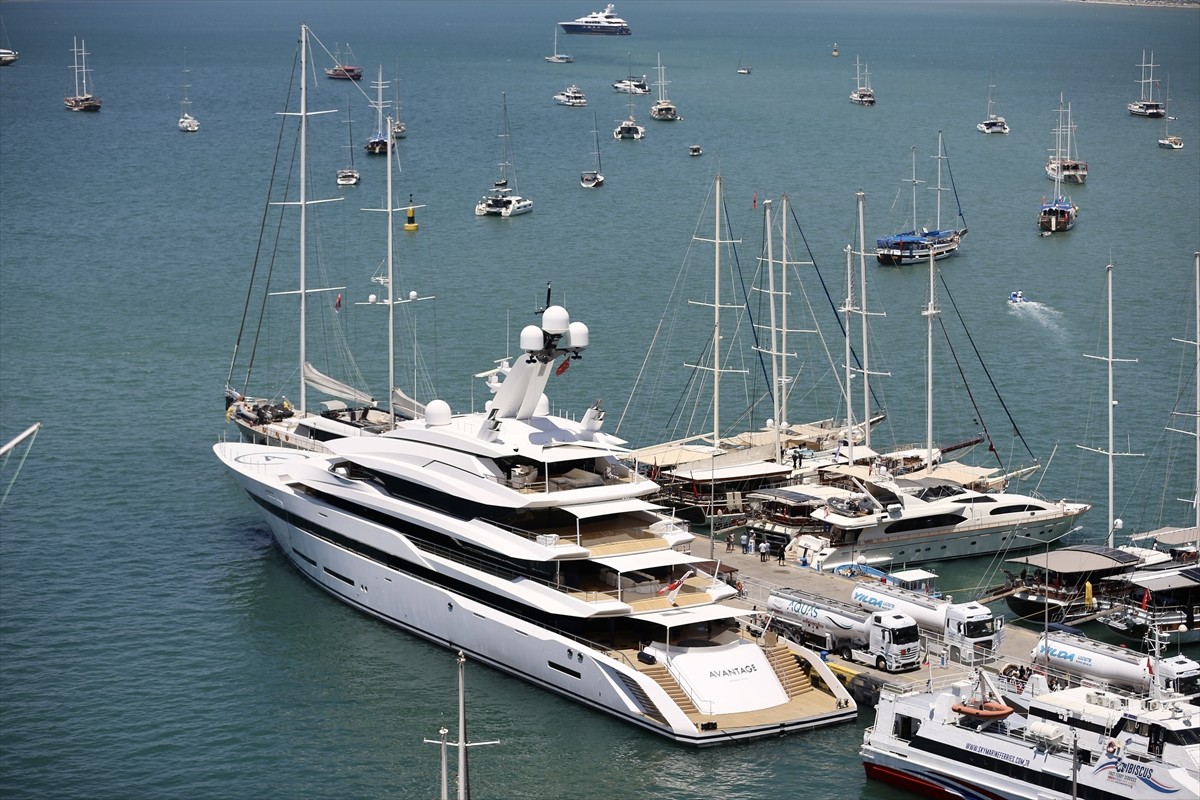 "Avantage" isimli lüks yat, yakıt ikmali için Muğla'nın Fethiye ilçesine geldi. Cayman Adaları...
