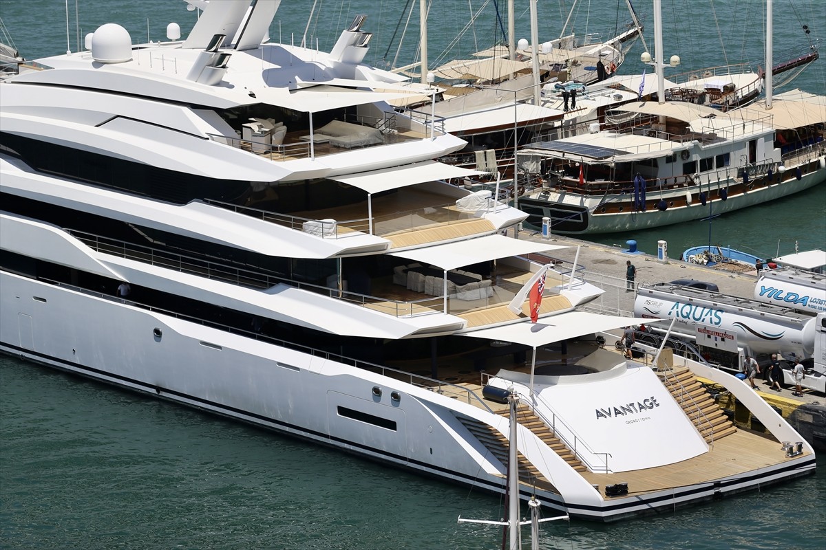"Avantage" isimli lüks yat, yakıt ikmali için Muğla'nın Fethiye ilçesine geldi. Cayman Adaları...