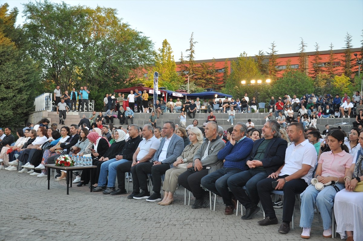 "Bozkırın Tezenesi" olarak bilinen halk ozanı Neşet Ertaş, Anadolu Üniversitesi Yunus Emre...