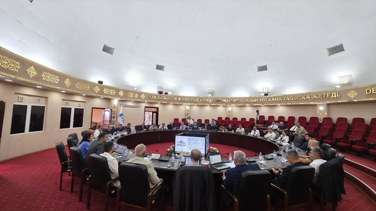 "Türk Dünyası ve Pir-i Türkistan: Yesevi Yolu ve Mirası" Paneli, Kazakistan'ın Türkistan kentinde...