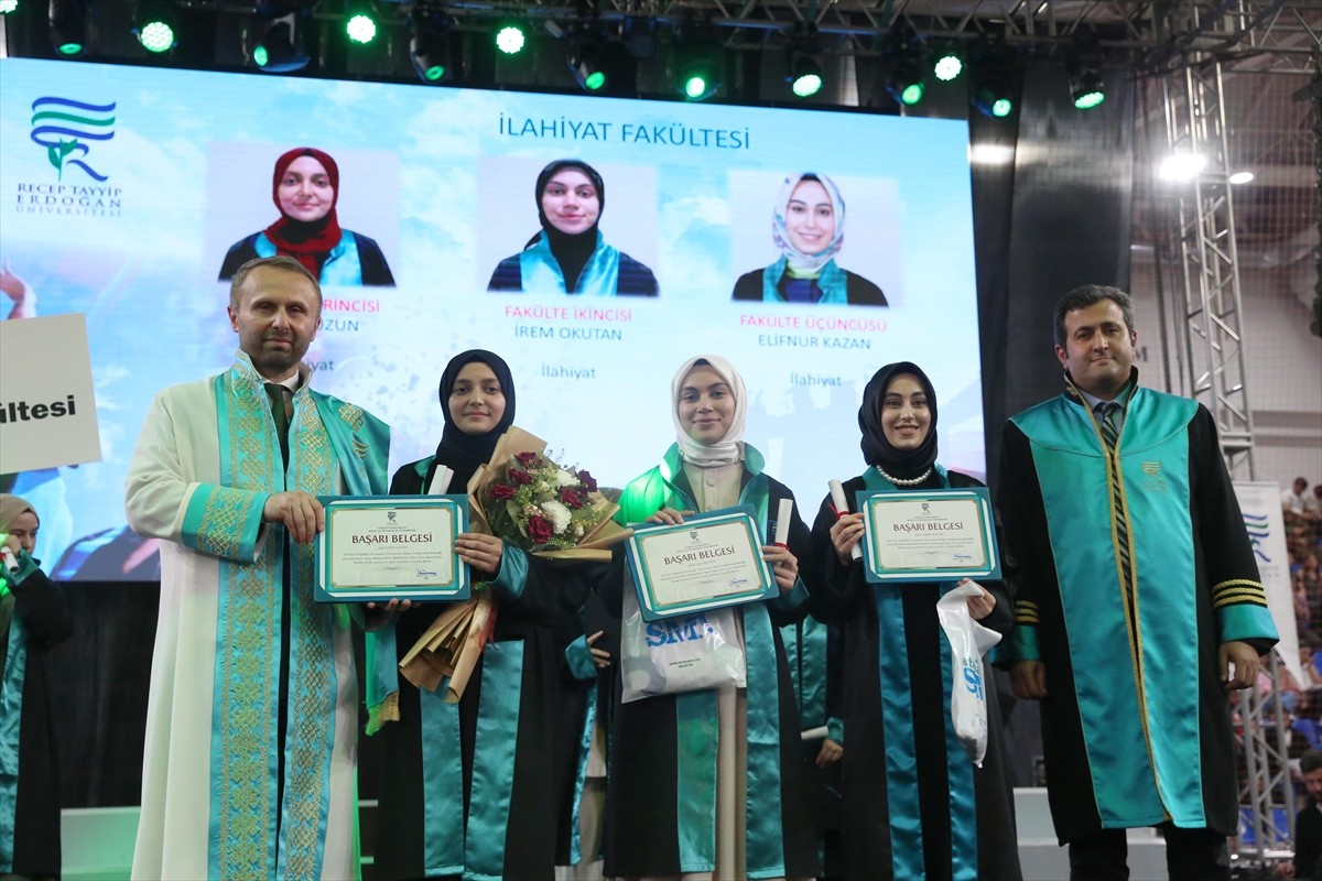 Recep Tayyip Erdoğan Üniversitesi'nde 2024-2025 akademik yılının sona ermesi dolasıyla Yenişehir...