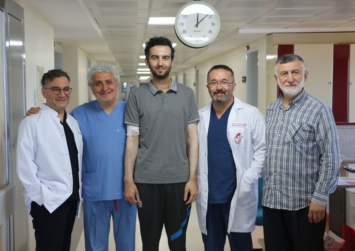 Rize'de aort damarında yırtık oluşan 28 yaşındaki Ömer Faruk Karavin, hibrit yöntemiyle 8 saat...