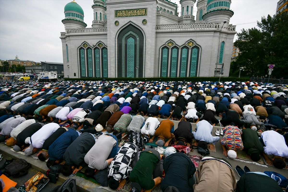 Rusya'nın başkenti Moskova’da binlerce Müslüman, Kurban Bayramı namazında akın ettiği camilere...