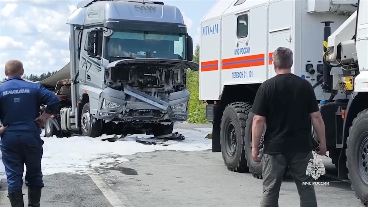 Rusya'nın Bryansk bölgesinde otoyol köprüsünün seyir halindeki yolcu treninin üzerine çökmesi...