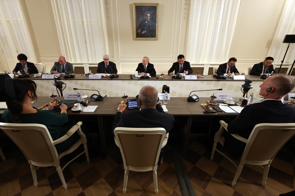 Rusya Devlet Başkanı Vladimir Putin (ortada), St. Petersburg Uluslararası Ekonomik Forumu (SPIEF)...