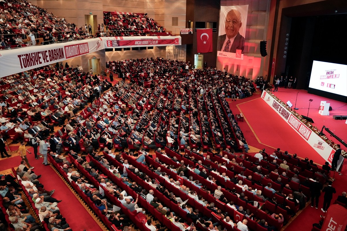 Saadet Partisi'nin 8. Olağan İstanbul İl Kongresi, Haliç Kongre Merkezi'nde düzenlendi.