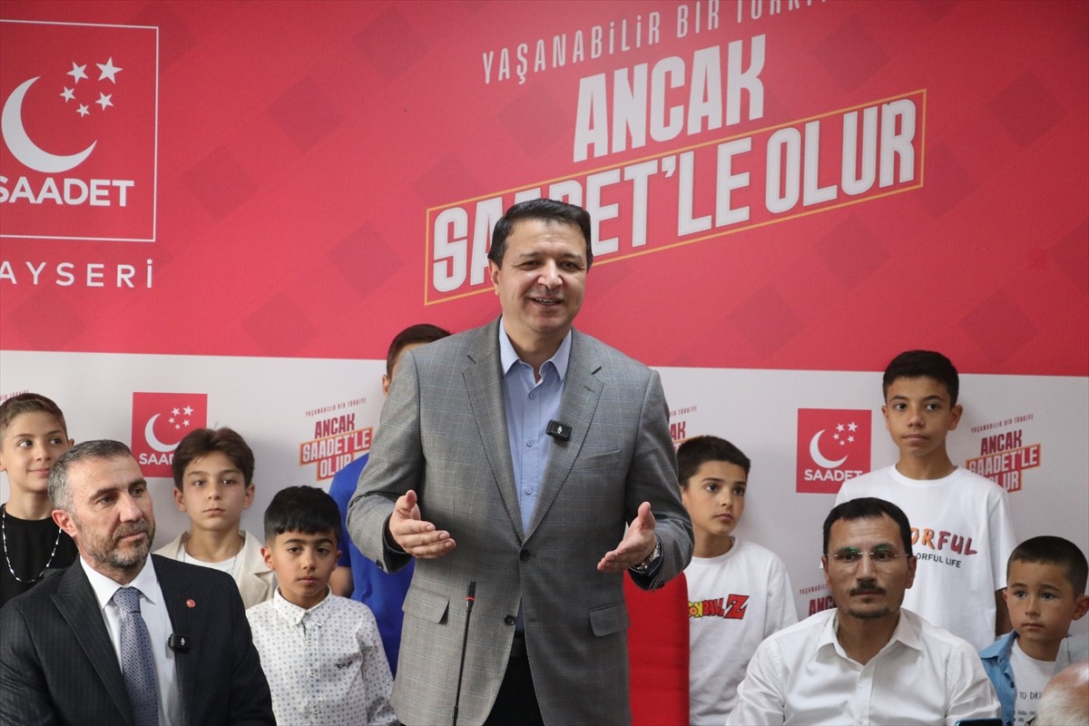 Saadet Partisi Genel Başkanı Mahmut Arıkan, Saadet Partisi Kayseri İl Başkanlığı binasında...