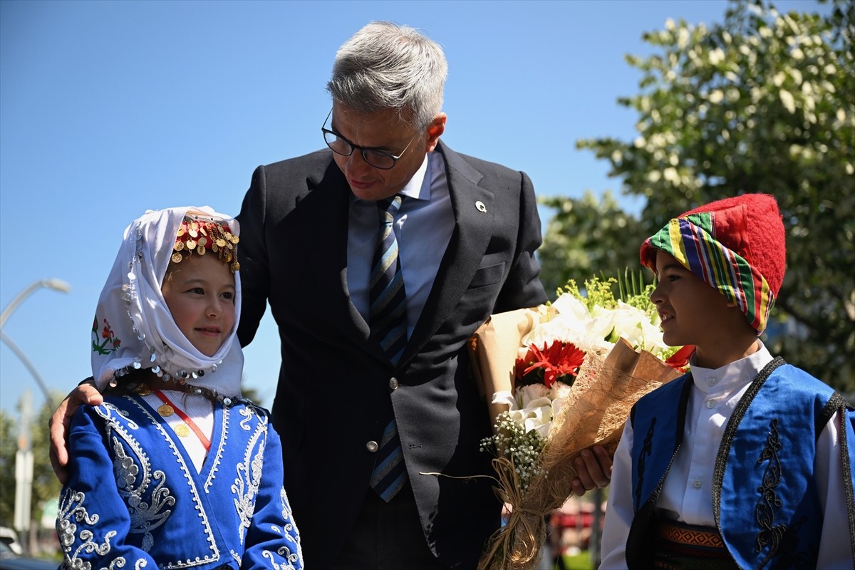 Sağlık Bakanı Kemal Memişoğlu, çeşitli temaslarda bulunmak için geldiği Bolu'da Valiliği ziyaret...