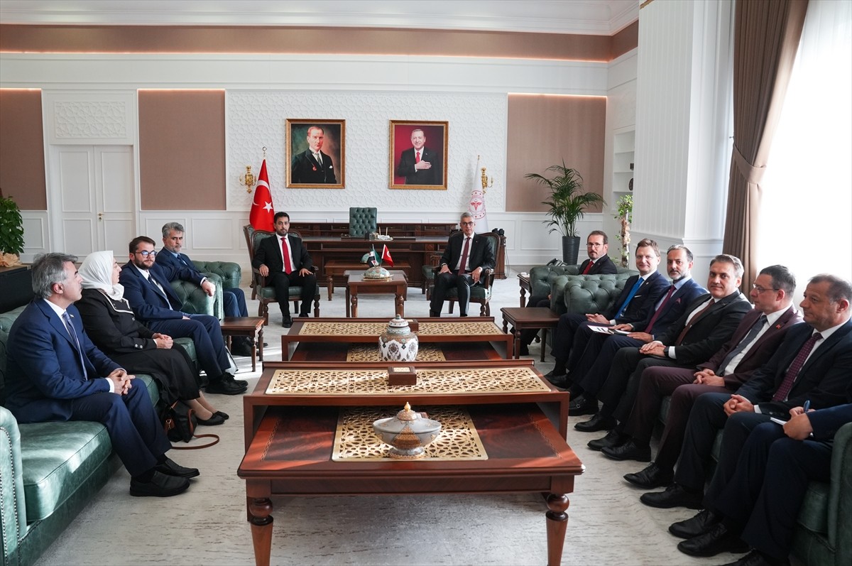 Sağlık Bakanı Kemal Memişoğlu (sağda), Suriyeli mevkidaşı Musab Nizal el-Ali (solda) ve...