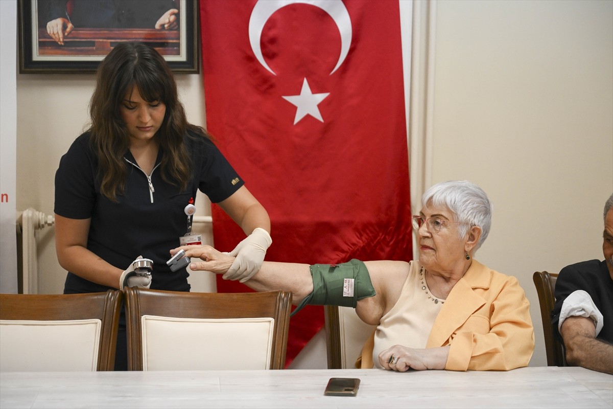 Sağlık Bakanlığınca, huzurevleri ve yaşlı bakım merkezlerinde kalan vatandaşlara yönelik yerinde...