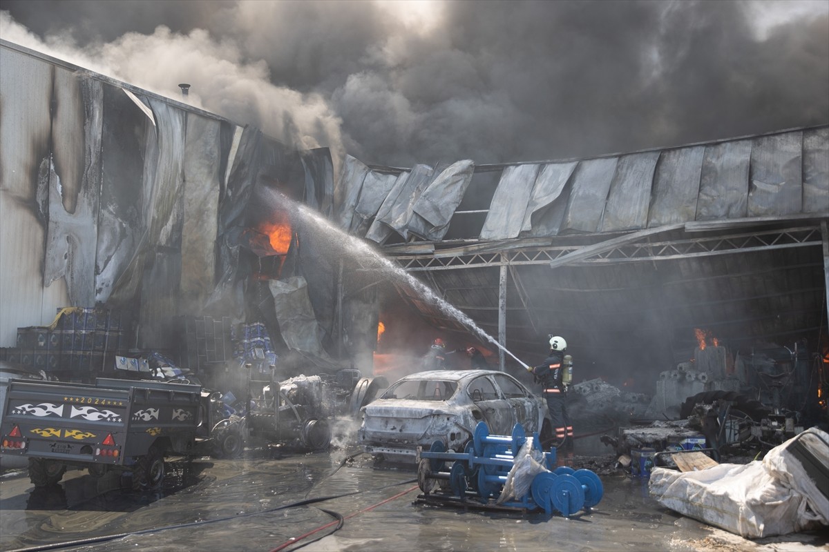 Sakarya'nın Adapazarı ilçesinde yedek parça deposunda yangın çıktı. İhbar üzerine bölgeye çok...