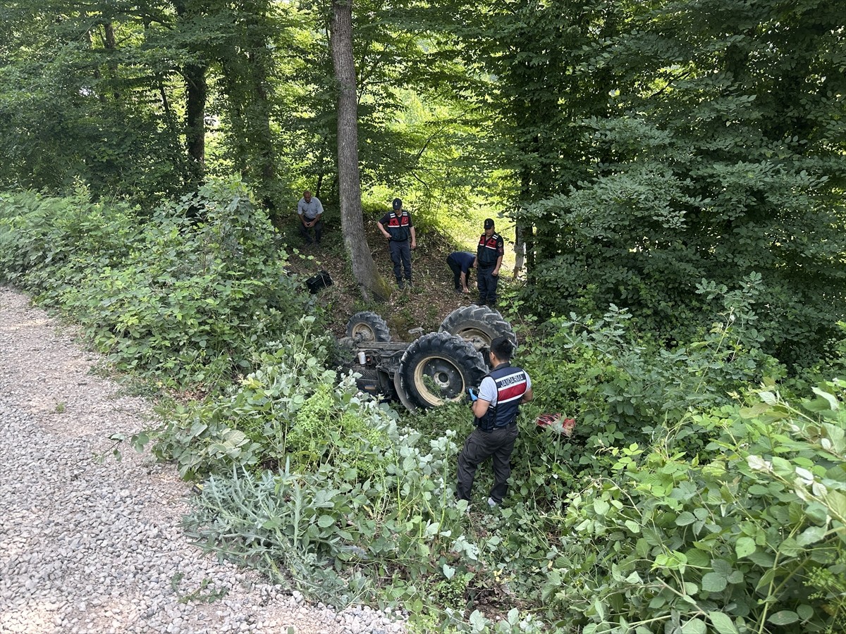 Sakarya'nın Erenler ilçesinde devrilen traktörün altında kalan sürücü hayatını kaybetti.