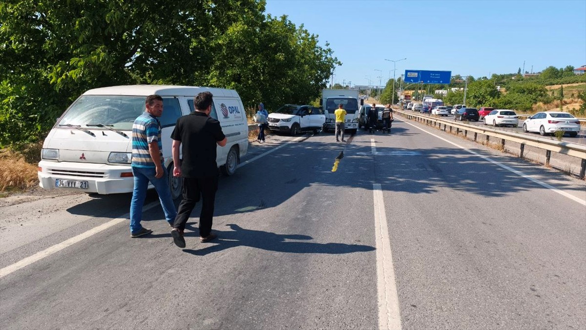 Sakarya'nın Ferizli ilçesinde 5 aracın karıştığı zincirleme kazada 3 kişi yaralandı.