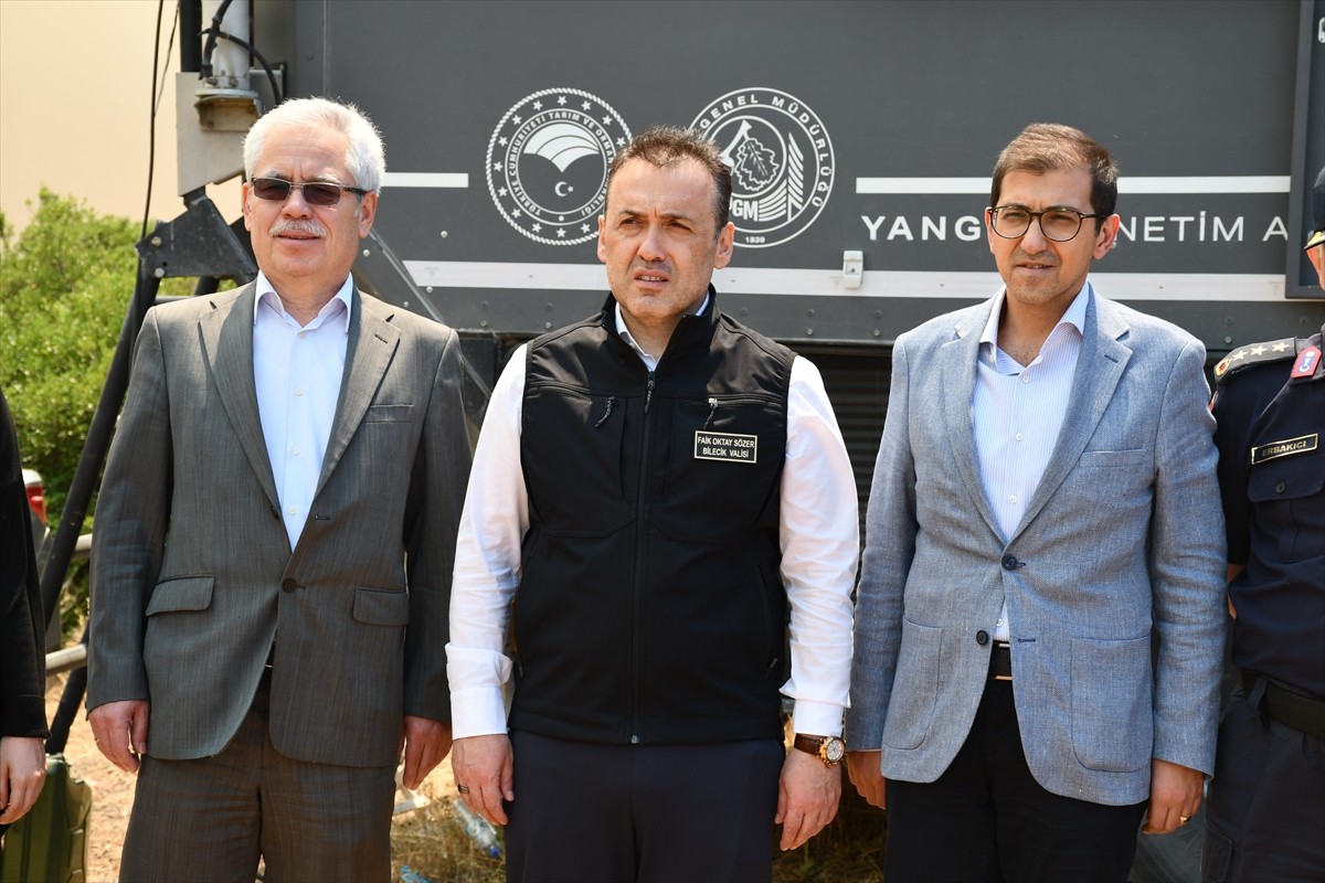 Sakarya'nın Taraklı ilçesindeki ormanlık alanda çıkan ve Bilecik tarafına sıçrayan yangını kontrol...