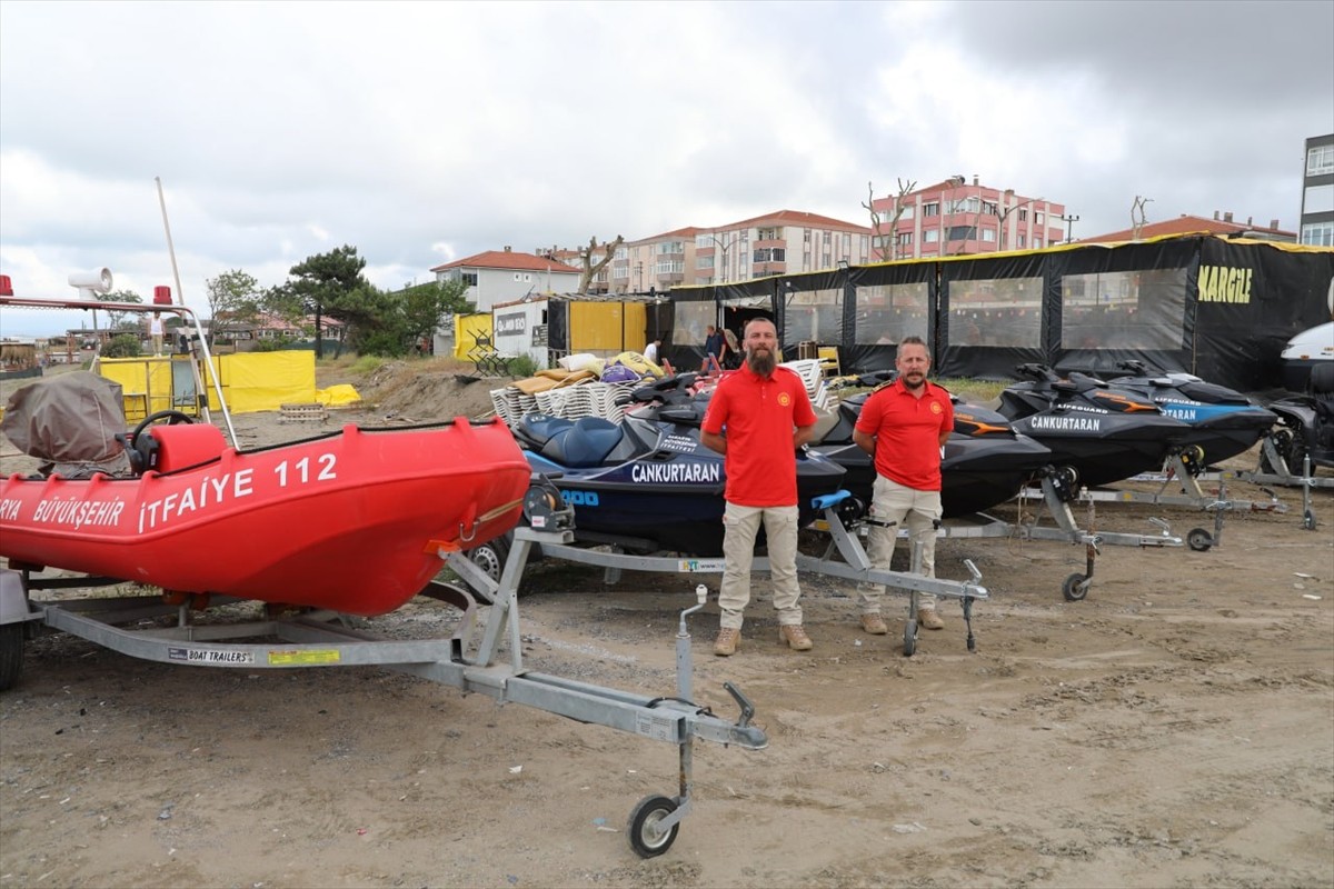 Sakarya Büyükşehir Belediyesince zorlu eğitimlerden geçirilerek seçilen cankurtaranlar, Karadeniz...