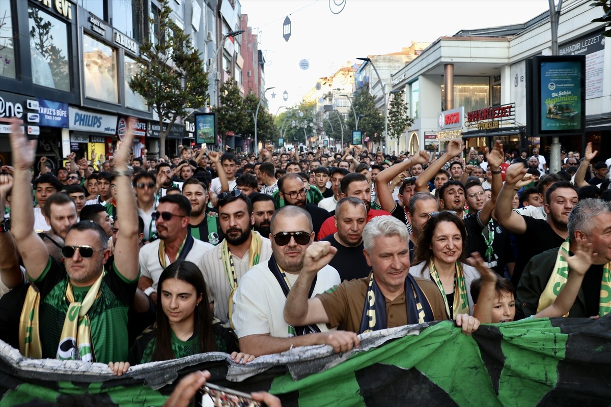 Sakaryaspor Kulübü'nün kuruluşunun 60. yıl dönümü dolayısıyla kutlama etkinliği düzenlendi. Kulüp...