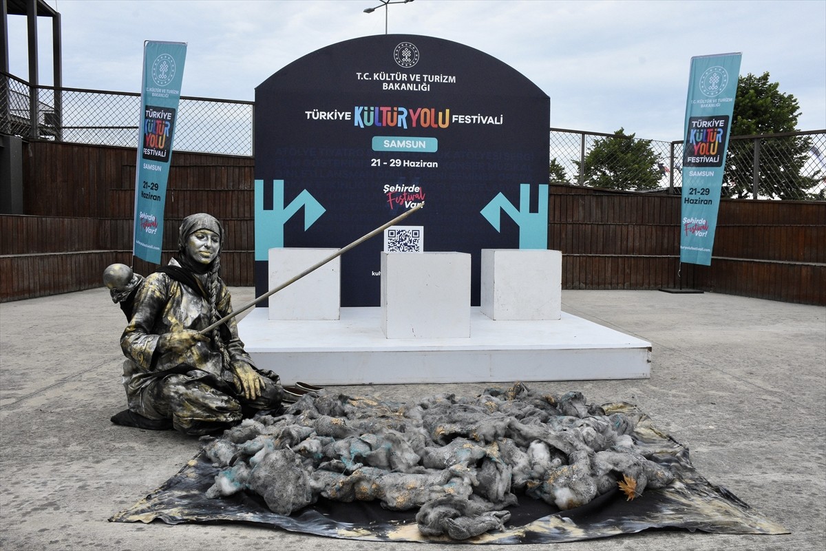 Samsun'da düzenlenen Türkiye Kültür Yolu Festivali'nde canlı heykel performans sanatı...