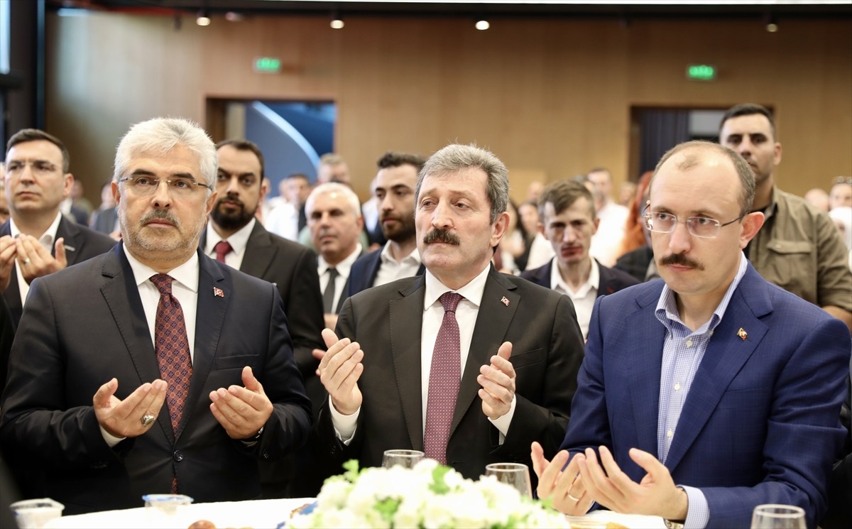 Samsun'da Kurban Bayramı dolayısıyla bayramlaşma programı düzenlendi. Samsun Valiliğince...