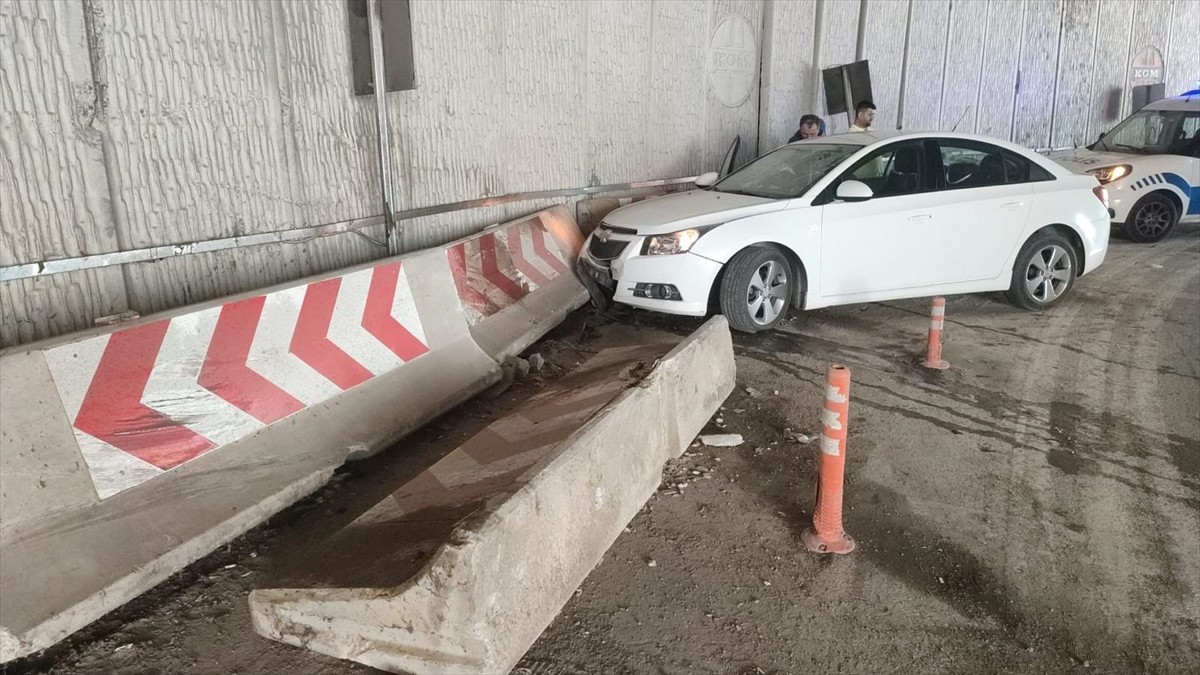 Samsun'un Atakum ilçesinde beton bariyere çarpan otomobildeki 5 kişi yaralandı.