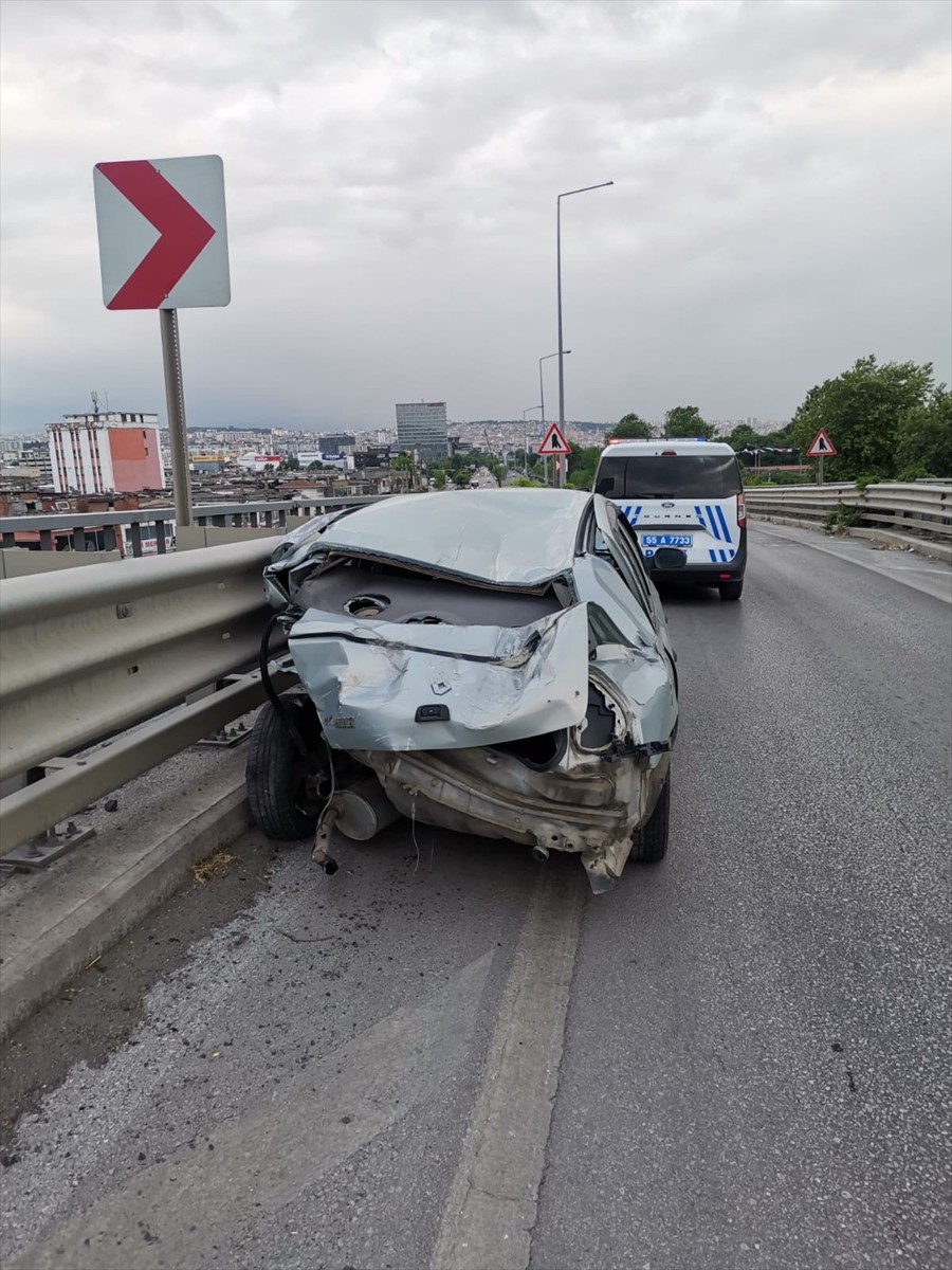 Samsun'un Canik ilçesinde iki otomobilin çarpışması sonucu 5 kişi yaralandı.