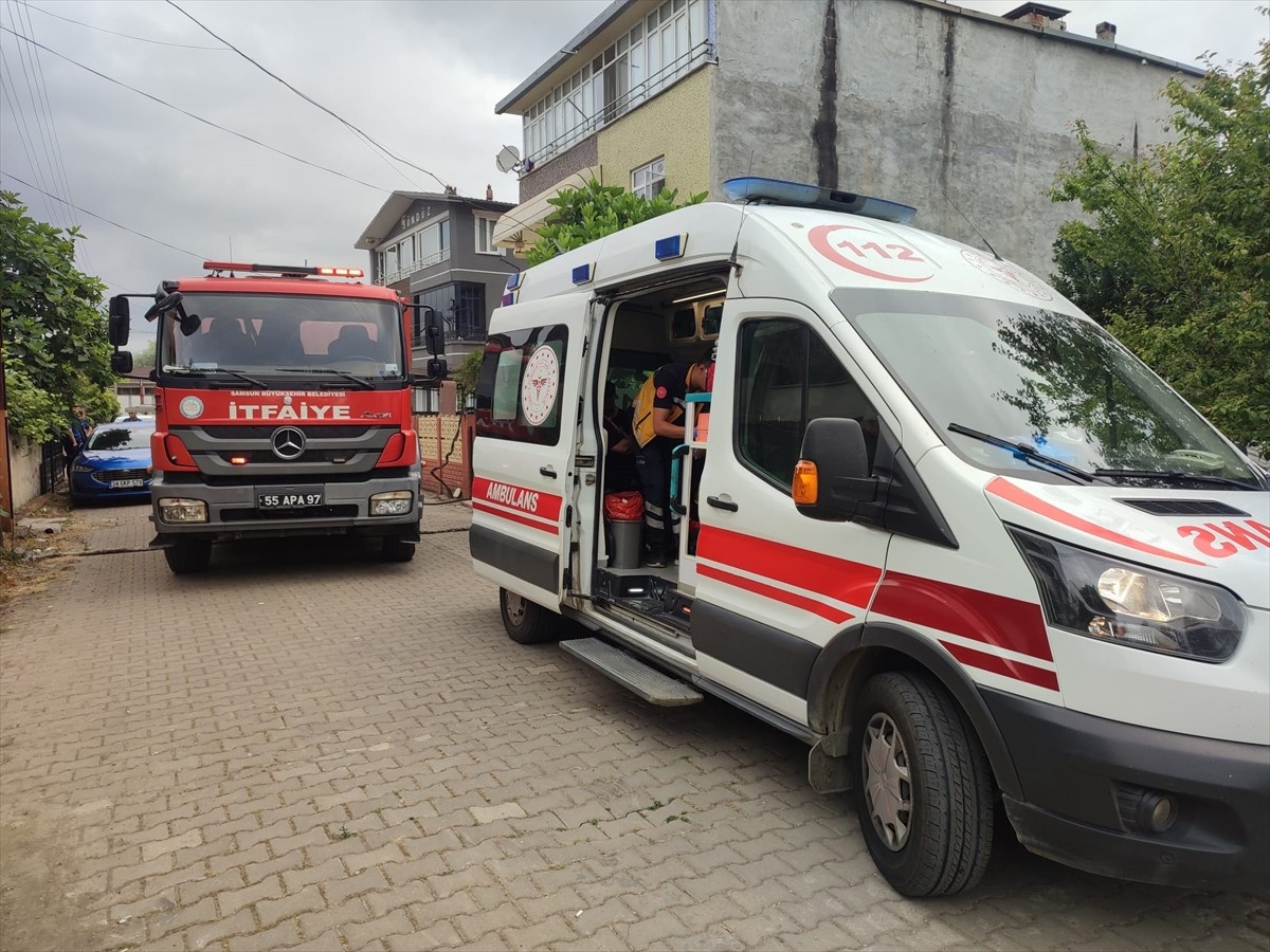 Samsun'un Çarşamba ilçesinde evde çıkan yangında dumandan etkilenen 5 kişi hastaneye...